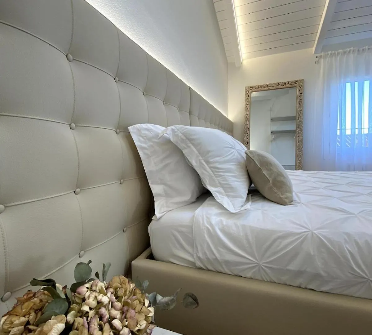 San Vicenzo di GallieraGrenier Blanc2 Elegante Mansarda公寓