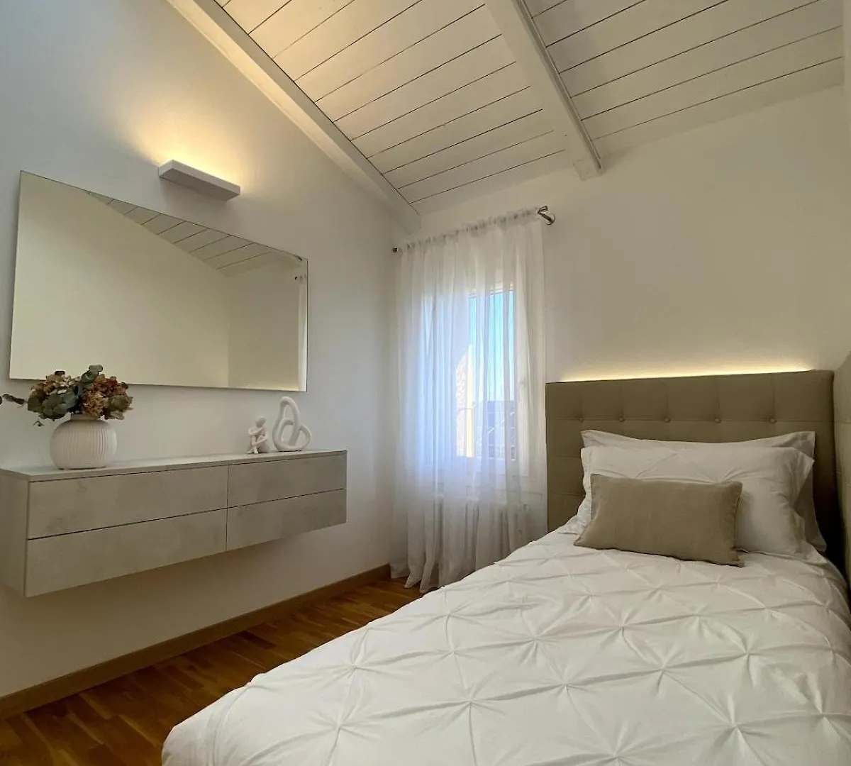 Grenier Blanc2 Elegante Mansarda Apartment San Vicenzo di Galliera