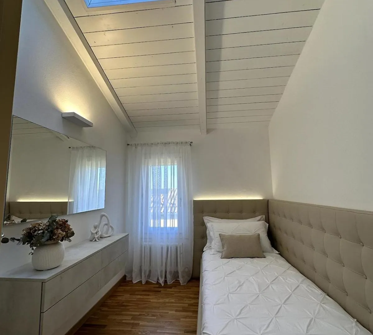 Grenier Blanc2 Elegante Mansarda Apartment San Vicenzo di Galliera Italy