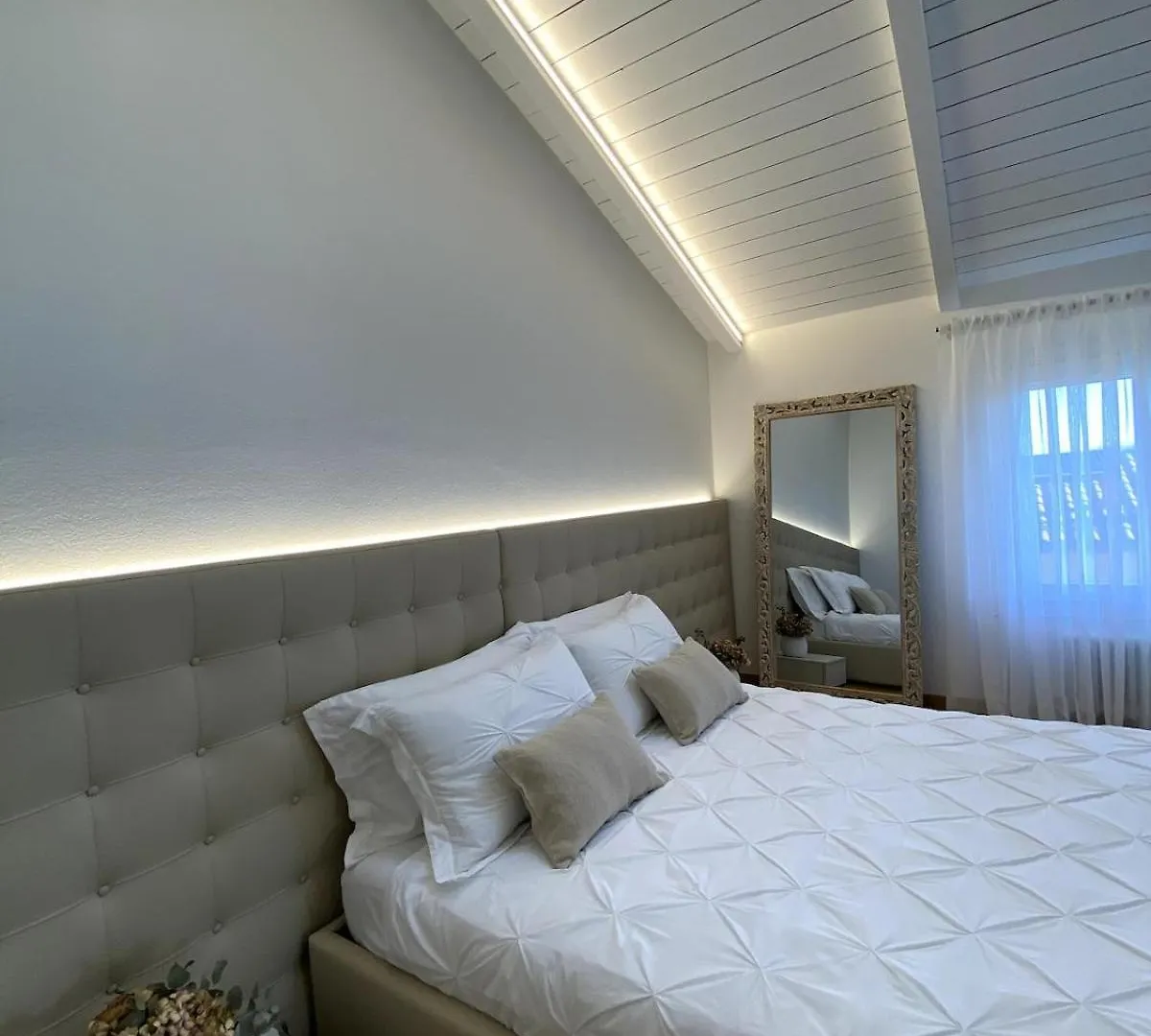 Grenier Blanc2 Elegante Mansarda Apartment San Vicenzo di Galliera Italy