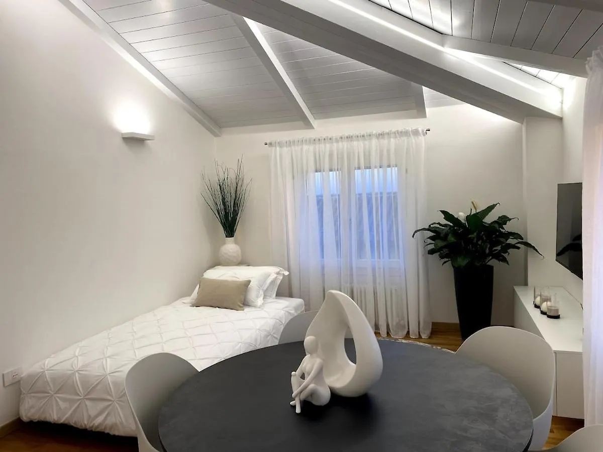 Grenier Blanc2 Elegante Mansarda Apartment San Vicenzo di Galliera