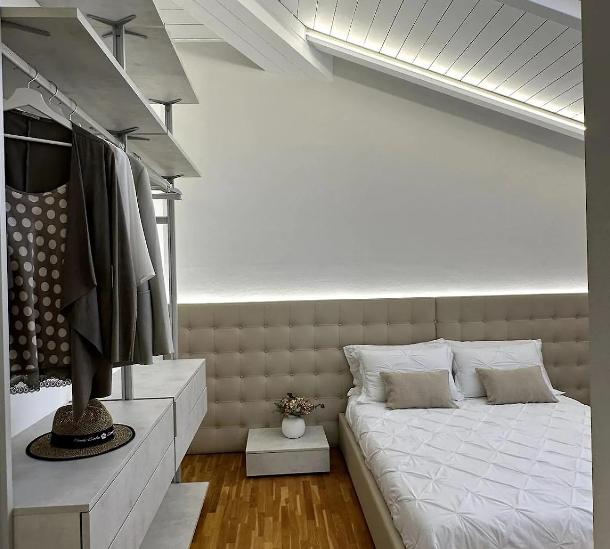 Grenier Blanc2 Elegante Mansarda Apartment San Vicenzo di Galliera Italy