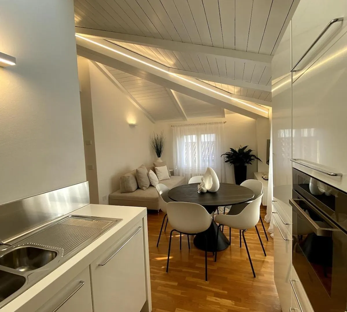 Grenier Blanc2 Elegante Mansarda Apartment San Vicenzo di Galliera