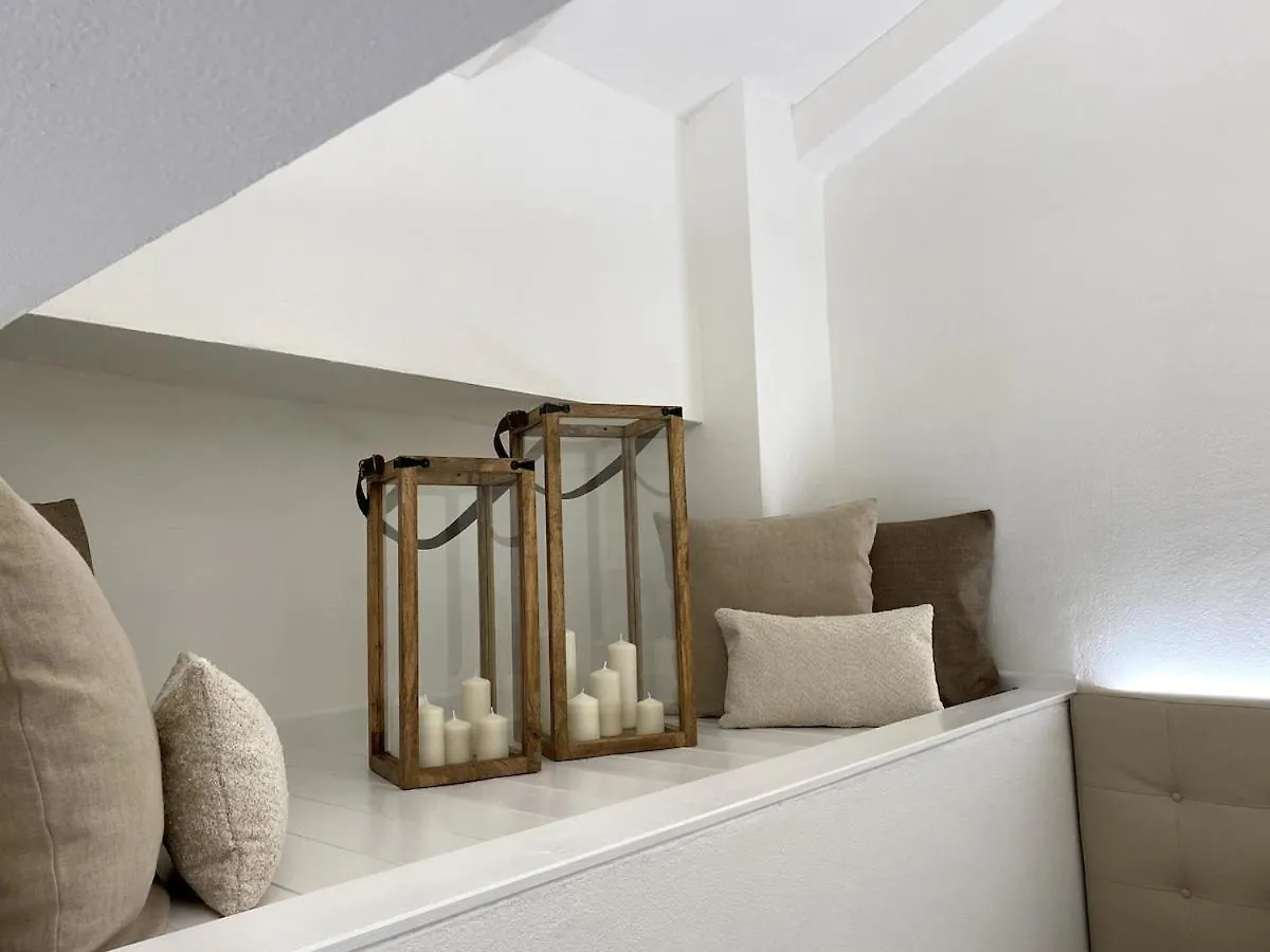 Grenier Blanc2 Elegante Mansarda Apartment San Vicenzo di Galliera Italy