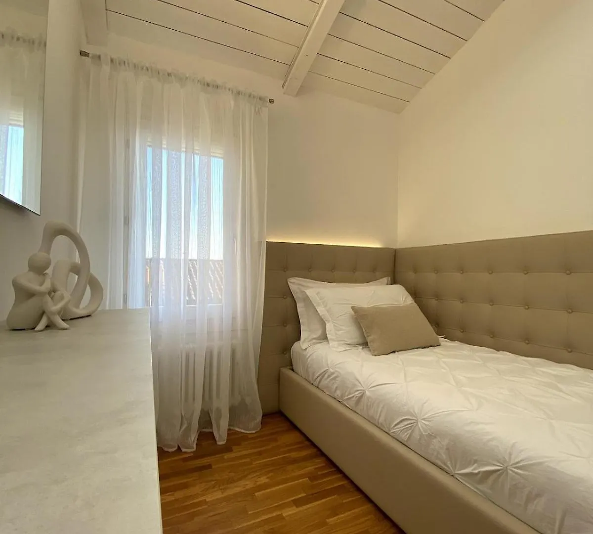 Grenier Blanc2 Elegante Mansarda Apartment San Vicenzo di Galliera