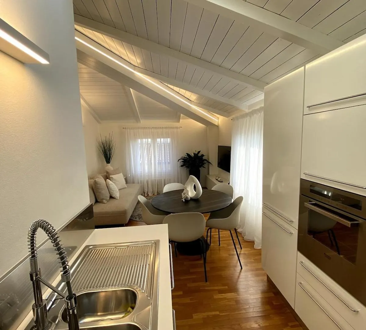 Grenier Blanc2 Elegante Mansarda Apartment San Vicenzo di Galliera