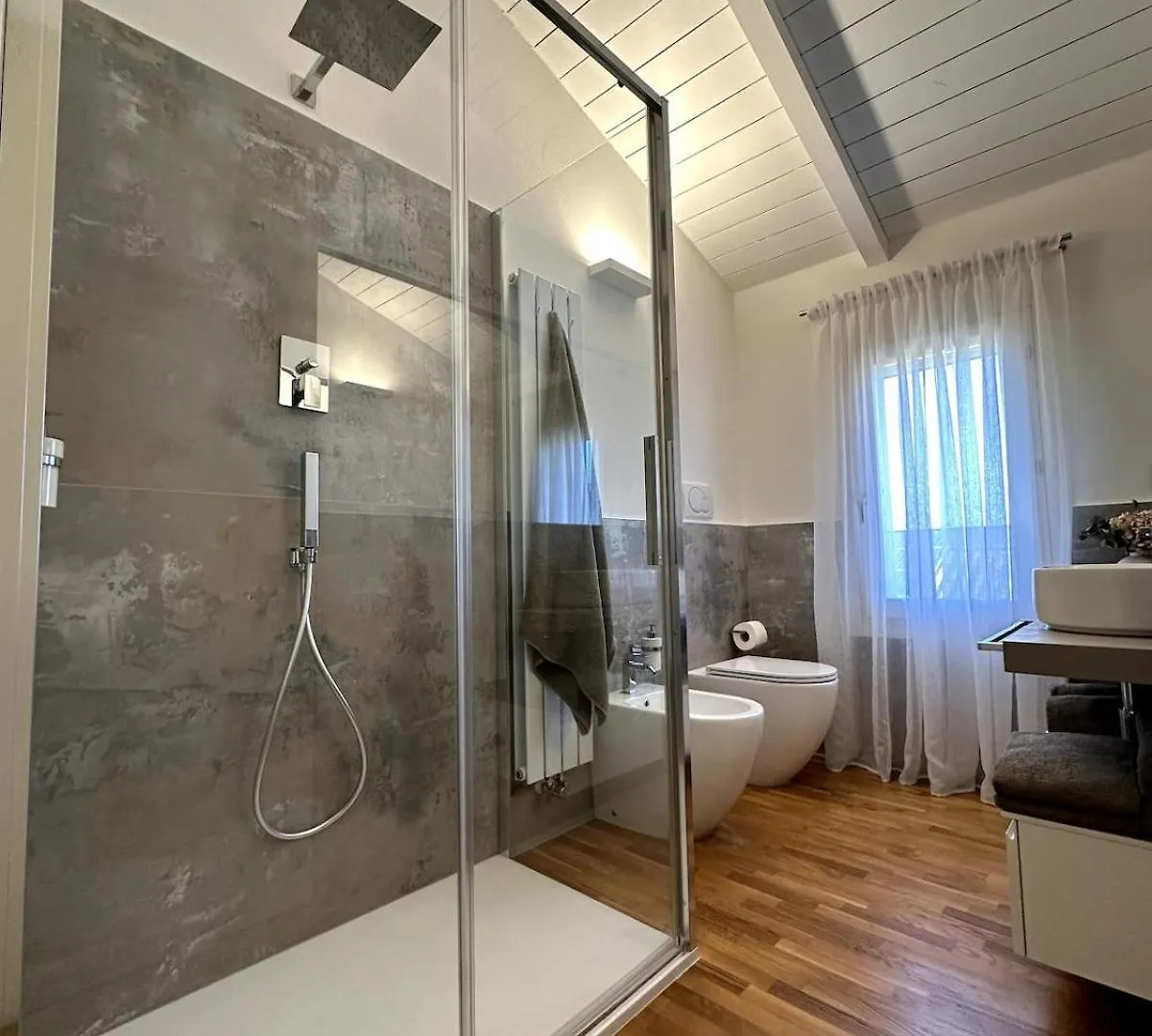 Grenier Blanc2 Elegante Mansarda Apartment San Vicenzo di Galliera 0*,  Italy