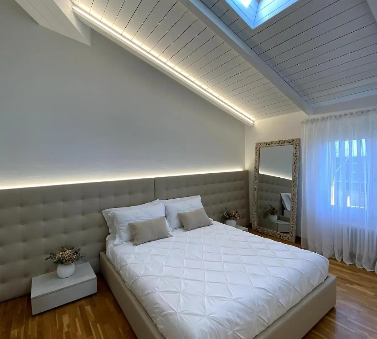 Grenier Blanc2 Elegante Mansarda Apartment San Vicenzo di Galliera Italy