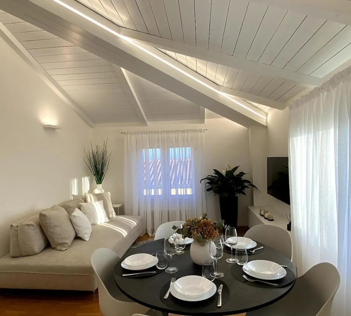 Grenier Blanc2 Elegante Mansarda Apartment San Vicenzo di Galliera